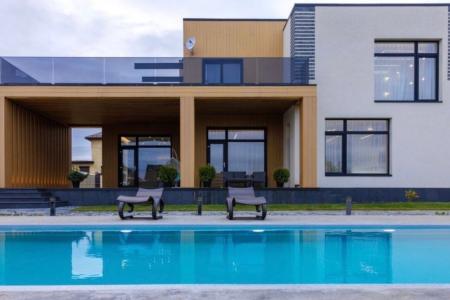 Стильный дом в стиле хай-тек с двумя бассейнами