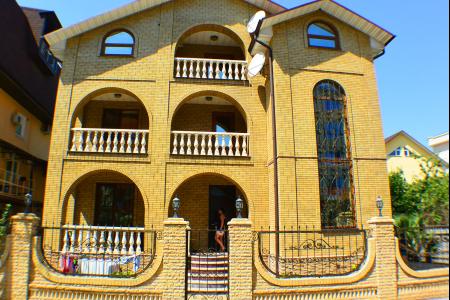 Коттедж с бассейном в центре Адлера