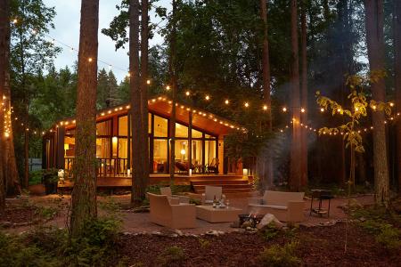 Красивый дом в стиле Барнхаус у леса и Финского залива