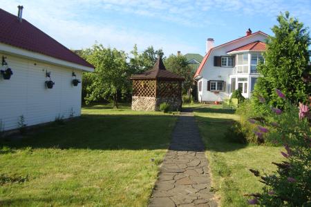 Домик на двоих с сауной в саду