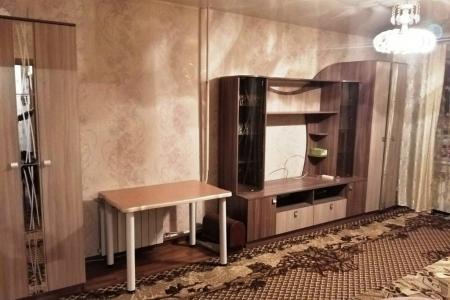 Двухкомнатная для приезжих, квартира в отличном районе города Кемерово.