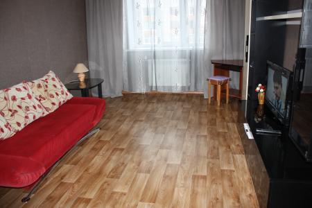 Однокомнатная квартира, дом возле остановки "Изумруд".