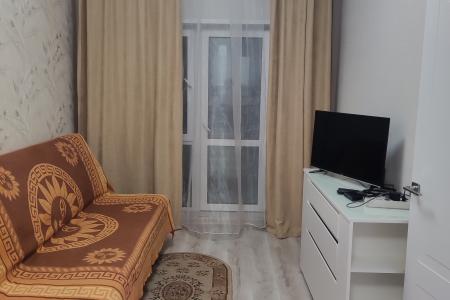 Квартира 1+: гостиная совмещена с кухней и спальня отдельно. Рядом спортивный комплекс и восточный р