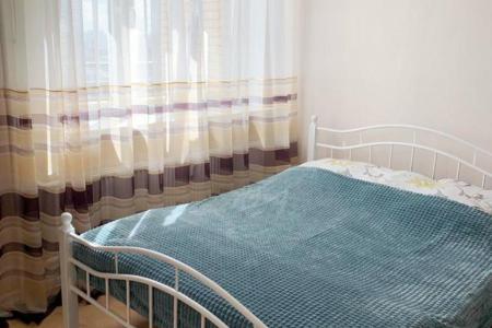 Сдается уютная студия , посуточно, недорого, метро "Парнас ", удобный выезд на КАД,  до метро 15 мин