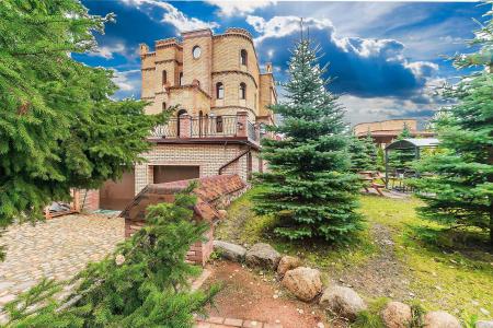Огромный пятиуровневый коттедж Villa Zamok