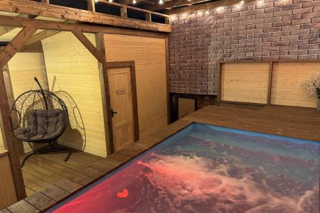 Уютный дом с теплым бассейном и баней в Парке