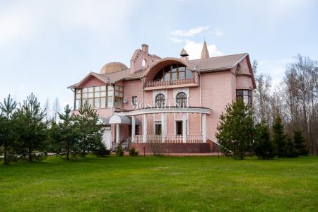 Большой трёхэтажный коттедж площадью 500 м2 для проведения мероприятий