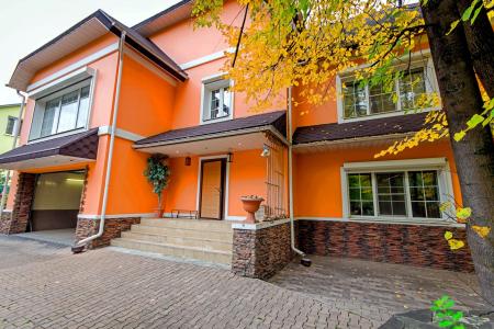 Дом недалеко от МКАД с сауной, бассейном, солярием и бильярдом на 14 гостей