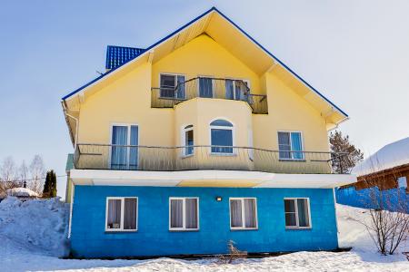 Трёхэтажный коттедж с бассейном у озера (12 км от Петербурга, пос. Токсово)