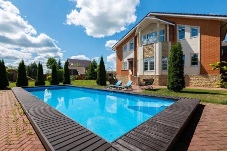 Сдается посуточно коттедж с бассейном