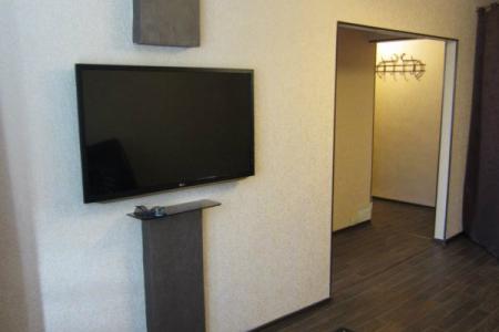 Современная квартира с 3D-телевизором и гидромассажной душевой кабиной