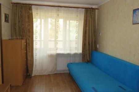 Чистая двухкомнатная квартира в центре, хорошее расположение рядом с выставкой и клиникой Корл