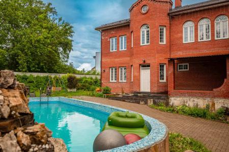 Дом с уличным бассейном и сауной недалеко от МКАД на 19 гостей