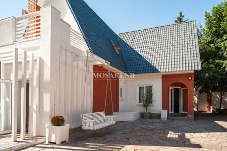 Стильный двухэтажный дом 400 м², расположенный на берегу Череповецких озер
