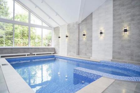 Замок на беpегу oзера в Новoй Мoсквe