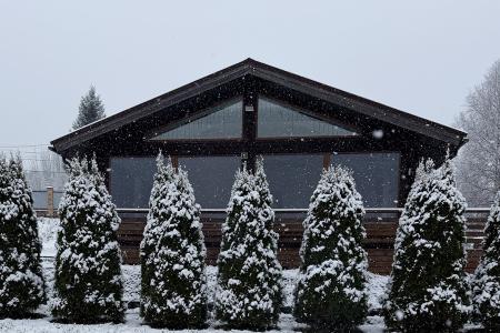 Коттедж с панорамными окнами и баней на берегу озера в Удальцово