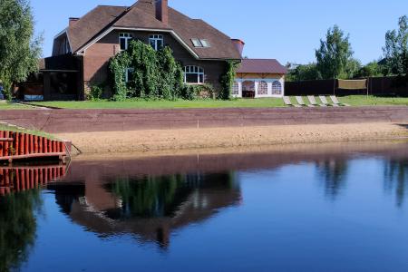 ККоттедж с большим шатром вместимостью до 70 человек и прудом на Юго-востоке МО