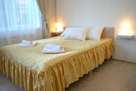 Прямой автобус до Невского проспекта.  В пешей доступности до метро пр. Большивеков.