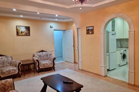 Высокие потолки,прос оный зал и большие спальни.