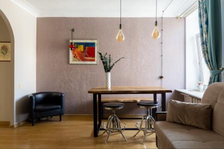 Атмосферная мансарда с видом на крыши в центре