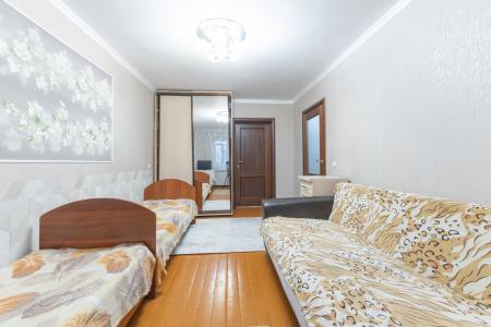 Двухкомнатная квартира  в уютном зеленом дворике, с изолированными комнатами недалеко от метро