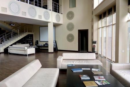 Зал до 100 мест,возможно шатер на 130 гостей.