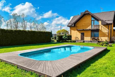 Двухэтажный коттедж с летним бассейном в Вяхтелево