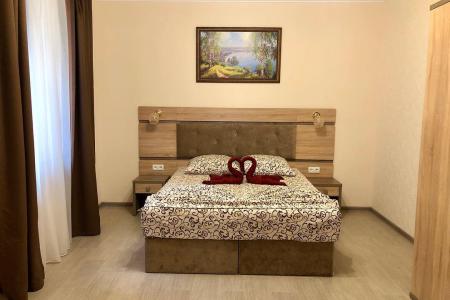 Домик со своим двориком у набережной