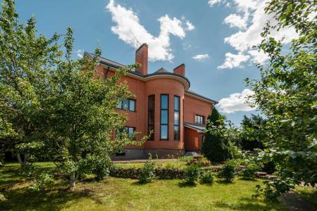 Уютный коттедж с банкетной зоной и русской баней