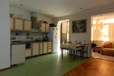 4-хкомнатная квартира в Центре Гагра в 100 метрах от моря