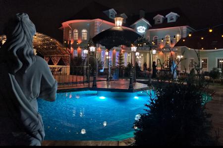 Уникальный особняк для праздников с дворцовыми интерьерами.