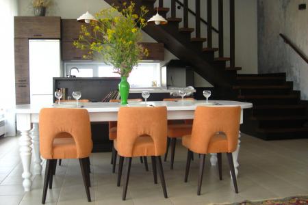 Двух этажный дом с панорамными окнами на горы