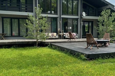 Дом стоит у самого леса — тихо, красиво