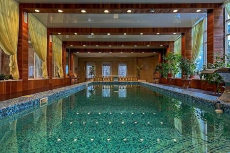 Прекрасный новый дом с кинозалом, бильярдом и огромным бассейном