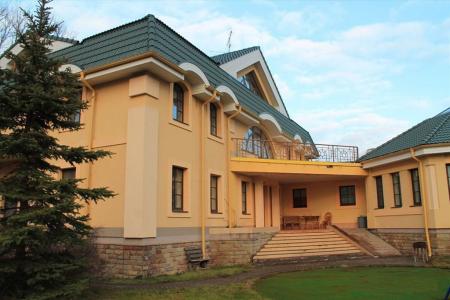 Элитный особняк с просторным банкетным залом в Павловске