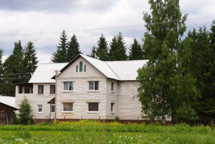 Красивый дом с баней, бильярдом и дискотечным залом на берегу рекив пос. Выра