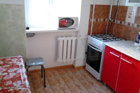 Сдаю уютную квартиру посуточно, комнаты смежные, все удобства, квартира чистая, тёплая.