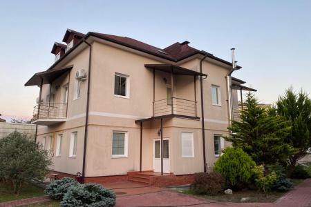 Трехэтажный дом у моря