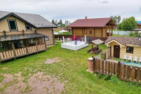 Двухэтажный коттедж с банкетным залом в деревне Волковицы