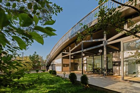 Панорамный коттедж с садом на крыше, в 16 км от КАД