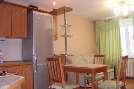 Трехкомнатная квартира с современным ремонтом в центре.