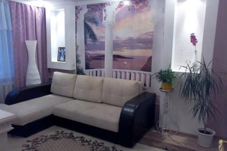 Современные апартаменты с камином в центре