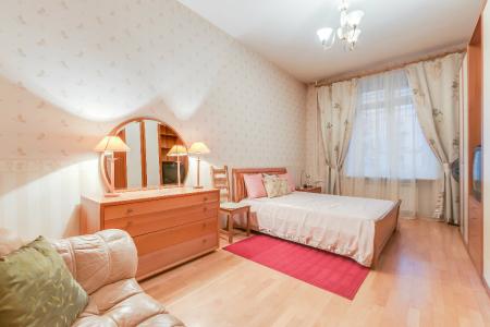 92 кв метра 5 мин от метро, 20 минут до невского.Для больших семей, групп, юридических лиц