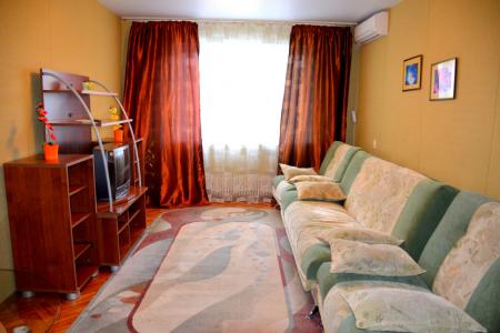 Уютная, хорошо меблированная двухкомнатная квартира на Землячки