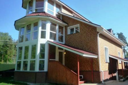 Сдаётся коттедж в посёлке Токсово с возможностью размещения 30 гостей. С баней и бассейном.