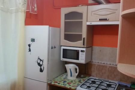 Двухкомнатная квартира находится вблизи большого количества магазинов,остановок автотранспорта.