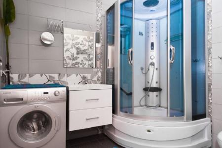 На часы и сутки. Рядом центр,вокзал,Мамаев Курган.Очень чисто.