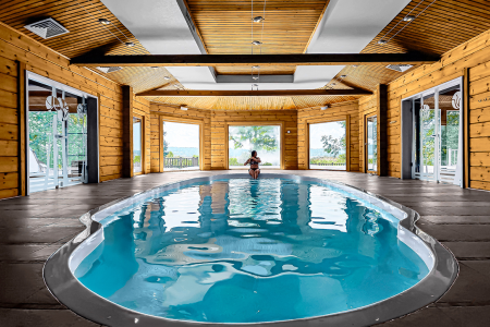 Коттедж с бассейном и беседкой рядом с озером Порт Летучий