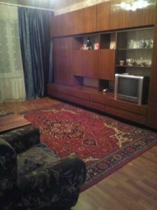 рядом парк.