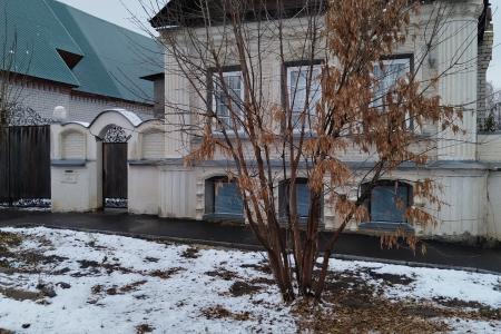 Двухэтажный дом ( самый центр города )